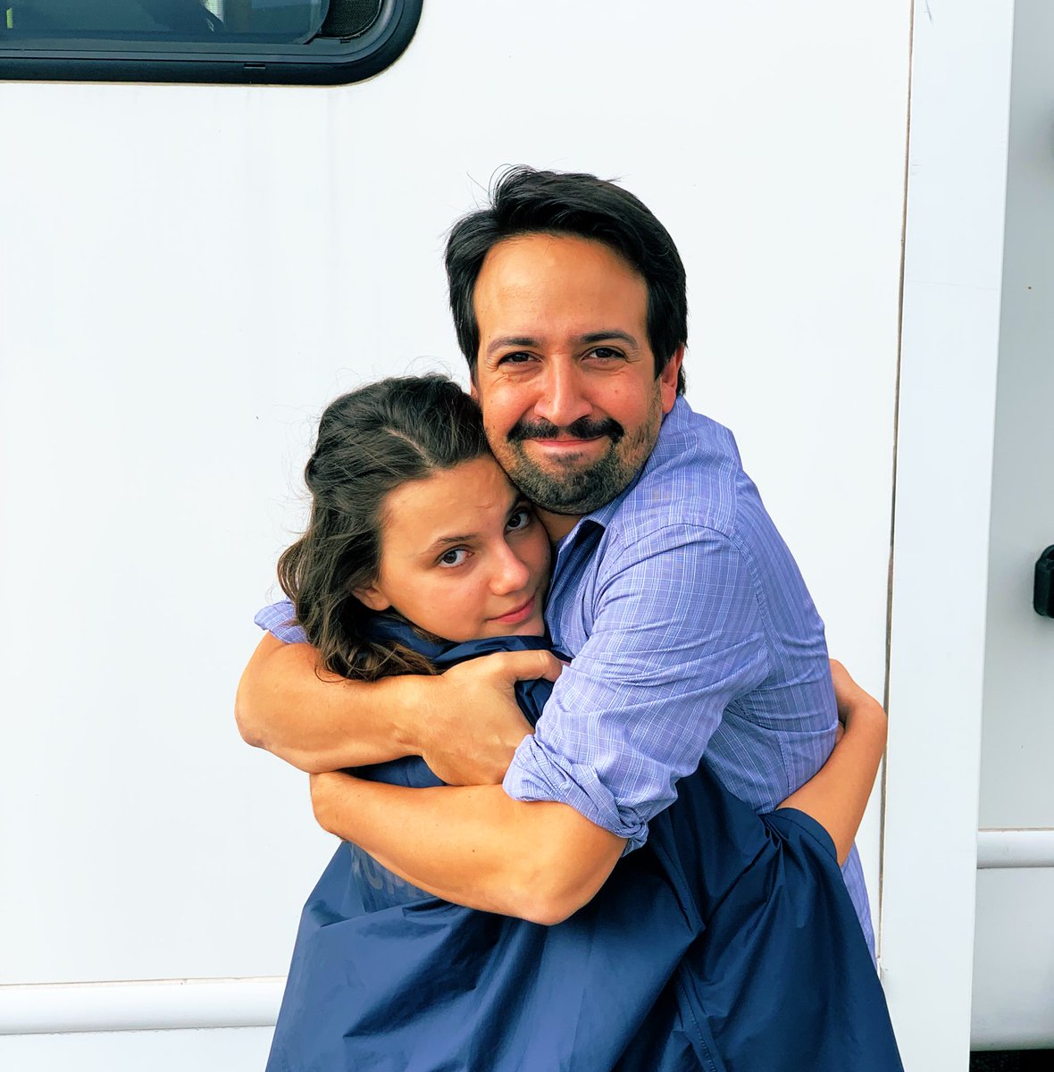 FansiteLmm's tweet photo. Happy Monday 😁 back to a brand new week... This week's photo of this one with the lovely Dafne keen... If u don't recognize her where have you been.... #linmanuel #dafnekeen #darkmaterials #mondaypost #mondaypic #linmanuelmiranda https://t.co/wpQe7pj281
