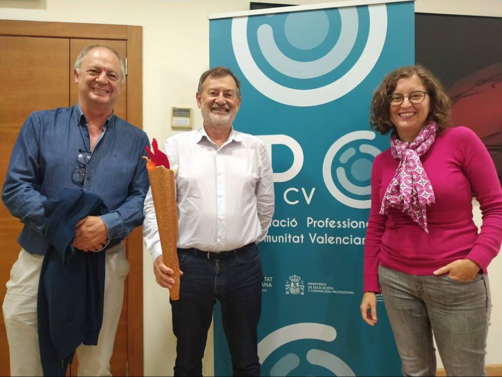 <a href="/GVAeducacio/">GVA Educació</a> arreplega la 🔥#LlamaDeFOL, entregada per <a href="/ANPROFOL/">anPROFOL</a>  i que 🧳 viatja desde <a href="/FPeuskadi/">FPeuskadi</a> a <a href="/GVA_Cefire/">Formació, Innovació i Recursos per al Professorat</a> i <a href="/CEFIRE_FP_ERE/">Àmbit Formació Professional i ERE</a> per a l'organització del proper 🏛 #CFOL2023.