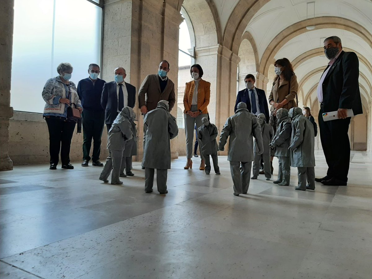 Reyes Maroto (@marotoreyes) on Twitter photo Visitando la obra del escultor Juan Muñoz que estos días llena con sus expresivos personajes este espacio del siglo XVI del Museo Patio Herreriano <a href="/PatioHerreriano/">Patio Herreriano</a> de Valladolid.
Un excelente homenaje a este artista en el aniversario de su muerte. Visitando la obra del escultor Juan Muñoz que estos días llena con sus expresivos personajes este espacio del siglo XVI del Museo Patio Herreriano <a href="/PatioHerreriano/">Patio Herreriano</a> de Valladolid.
Un excelente homenaje a este artista en el aniversario de su muerte.