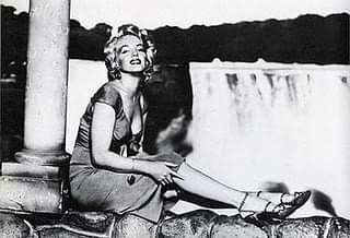 Clubpassionmar2's tweet photo. Bonne journée de lundi.
Have a nice Monday.
Clichés publicitaires pour "Niagara"
Publicity shots for "Niagara".
#marilyn #marilynmonroe #clubpassionmarilyn #niagara #photopublicitaire #publicityshot https://t.co/f2EVc4chRQ