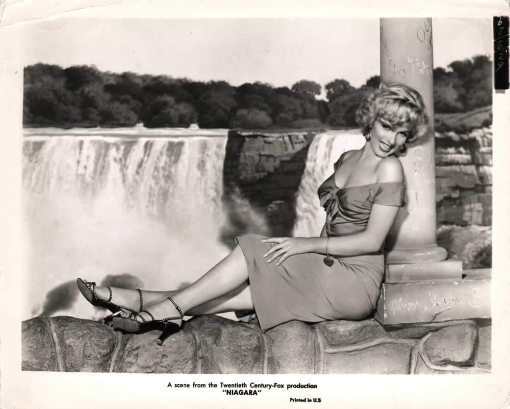 Clubpassionmar2's tweet photo. Bonne journée de lundi.
Have a nice Monday.
Clichés publicitaires pour "Niagara"
Publicity shots for "Niagara".
#marilyn #marilynmonroe #clubpassionmarilyn #niagara #photopublicitaire #publicityshot https://t.co/f2EVc4chRQ