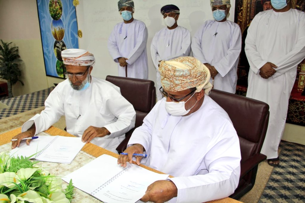 التوقيع على اتفاقيه إنشاء مشروع سد التخزين السطحي بقرية حيل الطريق بولاية عبري بتمويل من أهالي القرية وتحت الإشراف الفني لوزارة الثروة الزراعية والسمكية وموارد المياه. 
التفاصيل 🔻
facebook.com/19991248344339…