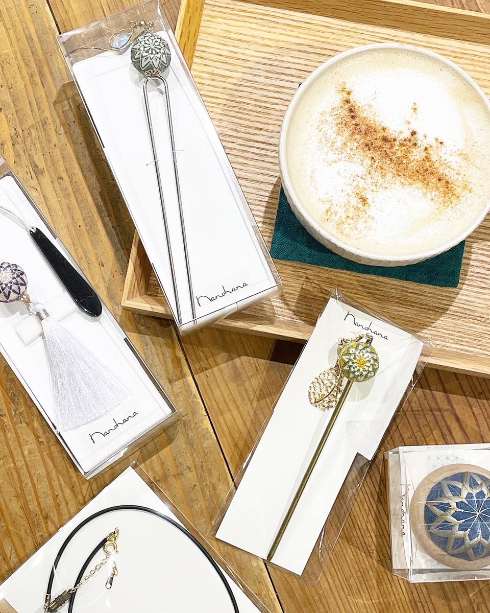 いつも快く出展してくださるてまり作家のNanohanaさんも、明日からの #はれてまり工房inそごう千葉店 にご出展くださります。

Nanohanaさんは実ははれてまりカフェのチャイラテの大ファン。
いつも美味しそうに飲んでくださり、カフェのチームみんながほっこり癒されまております💐