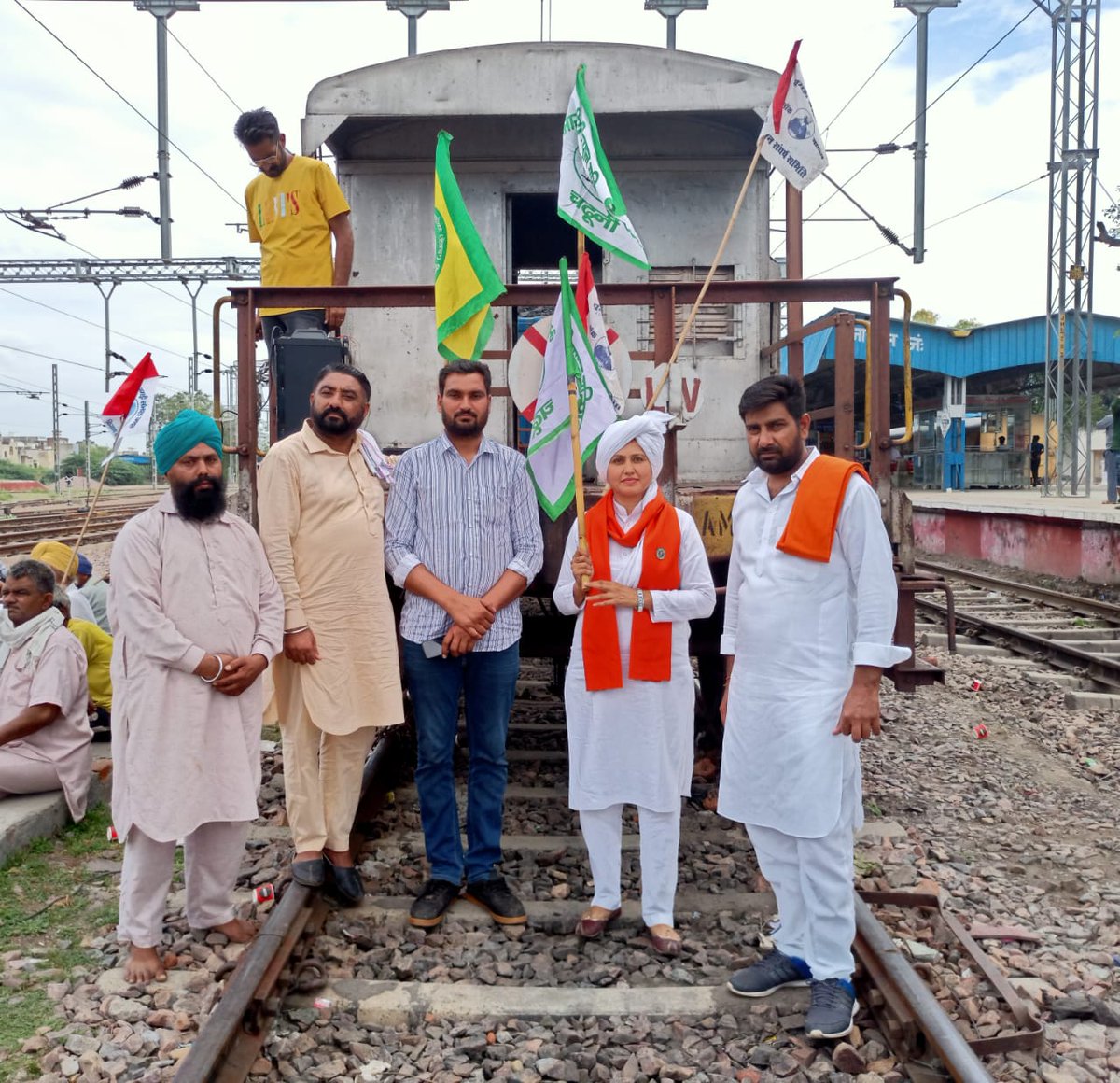 मोदी जी थारी रेल कड़े ह हम स्टेशन पै आगे
#आज_रेल_बंद_है