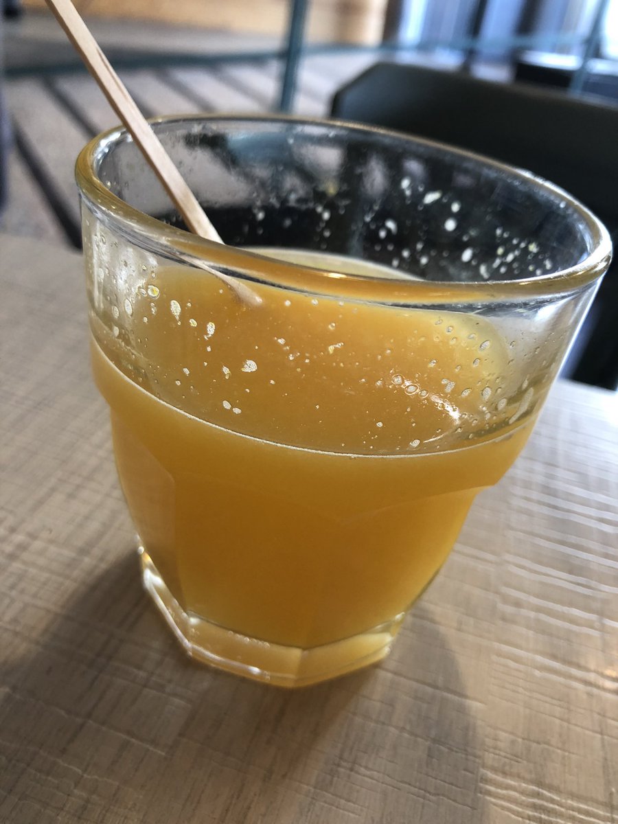 No es parla prou de la clatellada que et foten per una merda de got de suc de taronja natural. Després ens queixem que consumim sucs d’ampolla on hi ha de tot menys fruita, però 2’5€ per aq got, en el q han gastat 1 taronja, em sembla desorbitat.