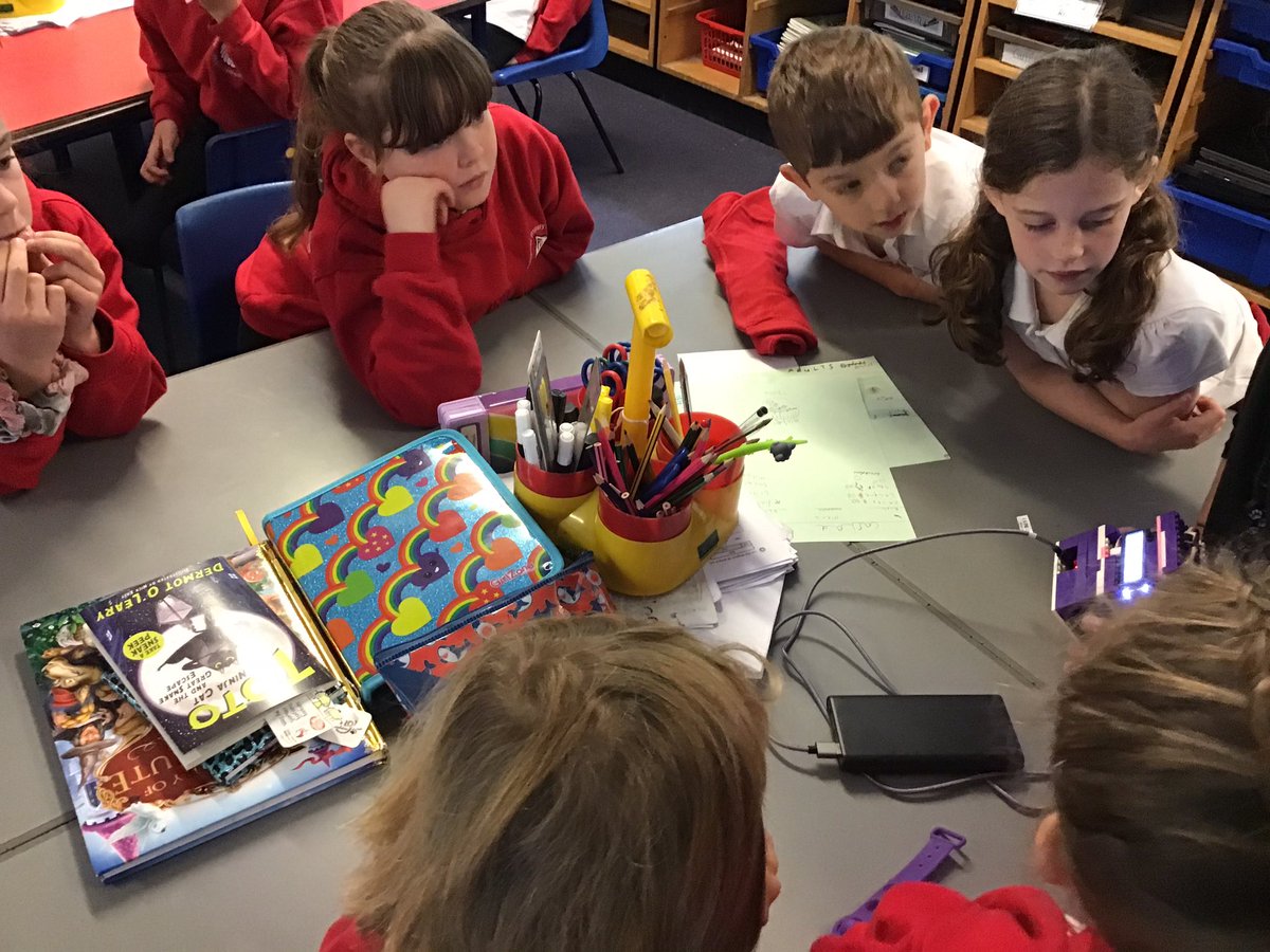 Penclawdd's tweet photo. This morning, #Penc34 are trying out a new device to look at our climate #PencICT @gowertonschool https://t.co/rp9Zpf5Jkt