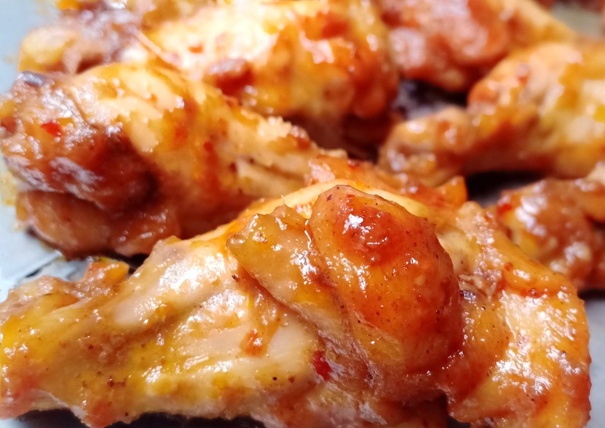 "Hujan begini, daripada nunggu lama, buka kulkas tinggal panasin."