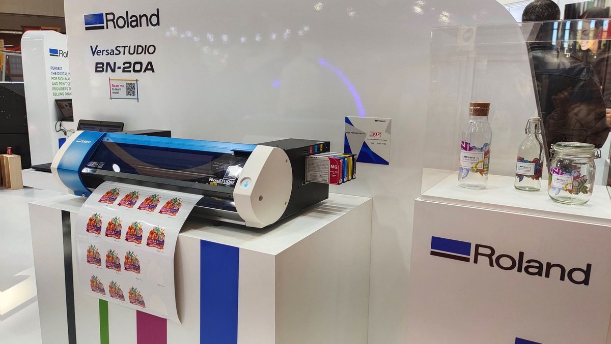 APdigitales's tweet photo. #RolandDG presentó en @FESPA #VersaSTUDIO BN-20A, un equipo completo de #impresion y #corte con un diseño compacto y fácil de usar para conseguir aplicaciones de alta calidad como #camisetas, #pósteres, #adhesivos y #pegatinas #FESPA2021 https://t.co/A33XNMDCoD https://t.co/wtkDs5Jr6r