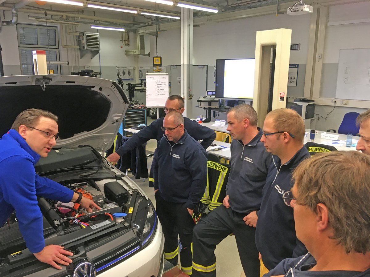 hwk_potsdam's tweet photo. Was tun als #Feuerwehrmann, wenn ein E- oder Hybridauto verunglückt? Antworten erhielt die #FFWBaruth bei einer Fortbildung in unserer Hochvolt-zertifizierten Bildungsstätte in Götz. 
#hochvolttechnik #freiwilligefeuerwehr #hilfeimernstfall #Wissen #Elektroauto #Unfall #handwerk https://t.co/vDl92tWkPT