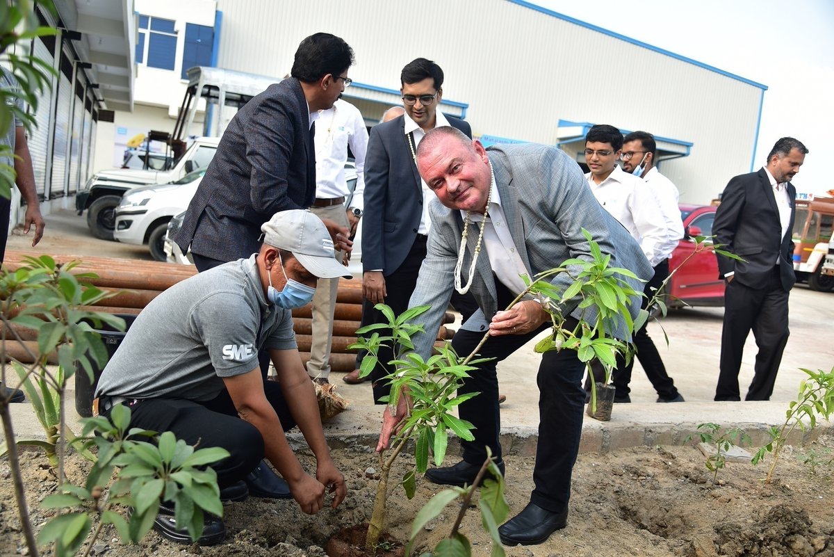 AtlasCopcoIndia's tweet photo. When first time right service is at your doorstep!
#ShreeMahalaxmiEnterprises, our authorised #distributor for #waterwell #aircompressors recently inaugurated their modern #workshop in Madhya Pradesh to make service more accessible. #AtlasCopcoIndia #PowerTechniqueService https://t.co/fOHlQNH2q9