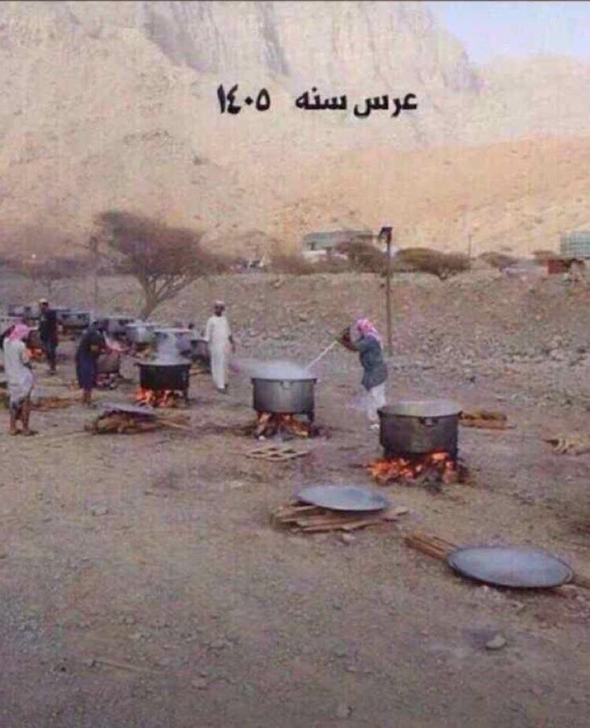 khatimalshammar's tweet photo. في الماضي كانت الزواجات مبسطه وسهله والجميع يشارك ويساعد .

إعداد وليمة زواج عام ١٤٠٥ه‍ .. https://t.co/wbvVVZ9AJV