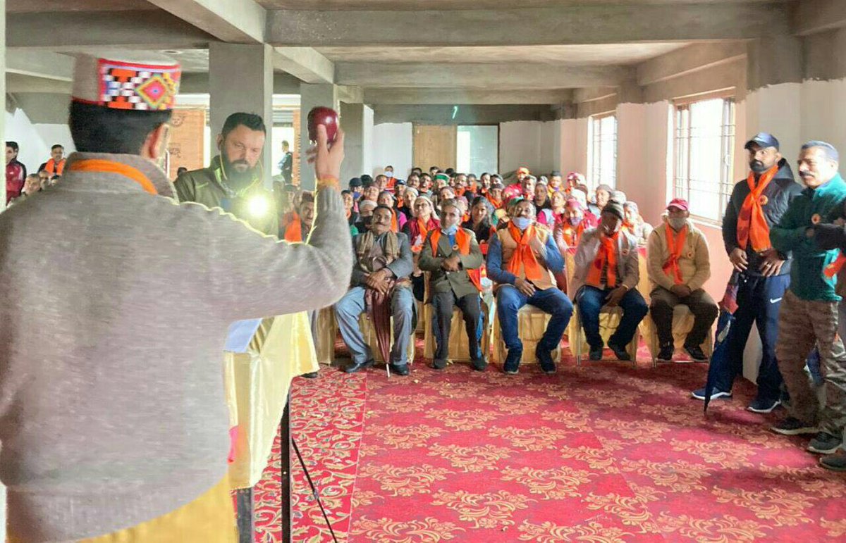 chetanbragta's tweet photo. जुब्बल क्षेत्र के ग्राम पंचायत अंटी के चींग-कनोट की प्रबुद्ध जनता का आशीर्वाद लिया।

स्वर्गीय श्री नरेंद्र बरागटा जी के स्वप्नों को पूरा करना और क्षेत्र का विकास करना हमारा एकमात्र लक्ष्य है। https://t.co/B1tT6PFCl8