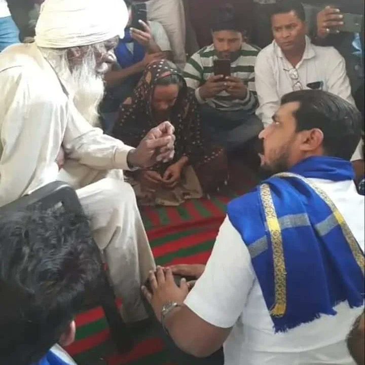 Profdilipmandal's tweet photo. अपने तो फिर अपने ही होते हैं। सिंघु बॉर्डर पर मारे गए लखबीर सिंह के पिता से मिलते @BhimArmyChief. बहनजी सख़्त कार्रवाई तथा 50 लाख रुपए मुआवज़ा देने की माँग पहले ही कर चुकी हैं। बाक़ी नेता राजनीतिक नफ़ा-नुक़सान का हिसाब लगा रहे हैं। शुक्रिया बहनजी, शुक्रिया आज़ाद भाई। https://t.co/qpX6VnWKMJ