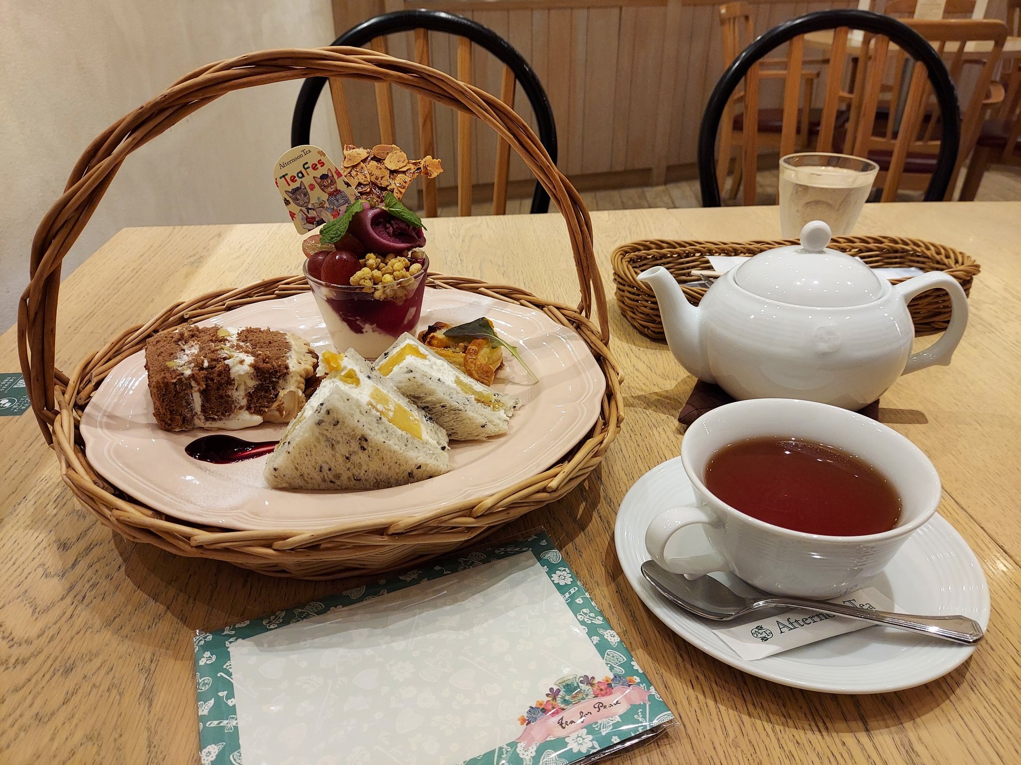 つしま 今年はお花見したいな アフタヌーンティー ティールーム 秋のスペシャルアフタヌーンティーセット 1 859 お茶付き セット限定の3品 焼きいもサンドイッチ チキンのミニグラタンパイ ぶどうのパフェ ホームメイドショートケーキ