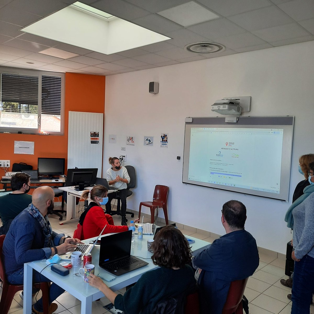 💻👥 [#Formation] Un vendredi tout #numérique. "Travailler au sein d'un réseau d'acteurs locaux" ➡️ Une formation assurée par <a href="/DavidGomesPIMMS/">David GOMES</a> pour apporter aux conseillers numériques les bases de la #mediationsociale.

Cc <a href="/ANCTerritoires/">Agence nationale de la cohésion des territoires</a> <a href="/ADEAformation/">ADEA</a> <a href="/simplonco/">ok</a> <a href="/Afpa_Formation/">Afpa</a>