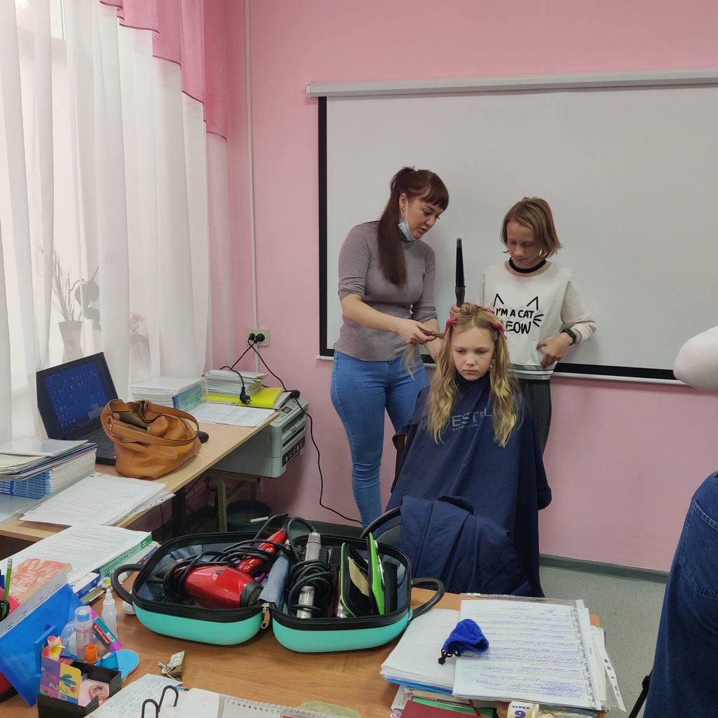 18 октября в 6 "Б" классе ГБОУ СОШ №3 пгт Безенчук прошёл мастер-класс "Моя профессия - парикмахер"