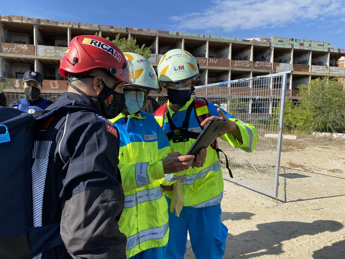 DazHerrero's tweet photo. #SIMULACROTERREMOTO @fasterproject #Villaviciosa #summa112 #ERICAM 
Preparándonos para nuevo rescate de víctima encontrada por perro. Transmitido por GCOP y Chatbot #Fastertools https://t.co/caLgOHQtrD