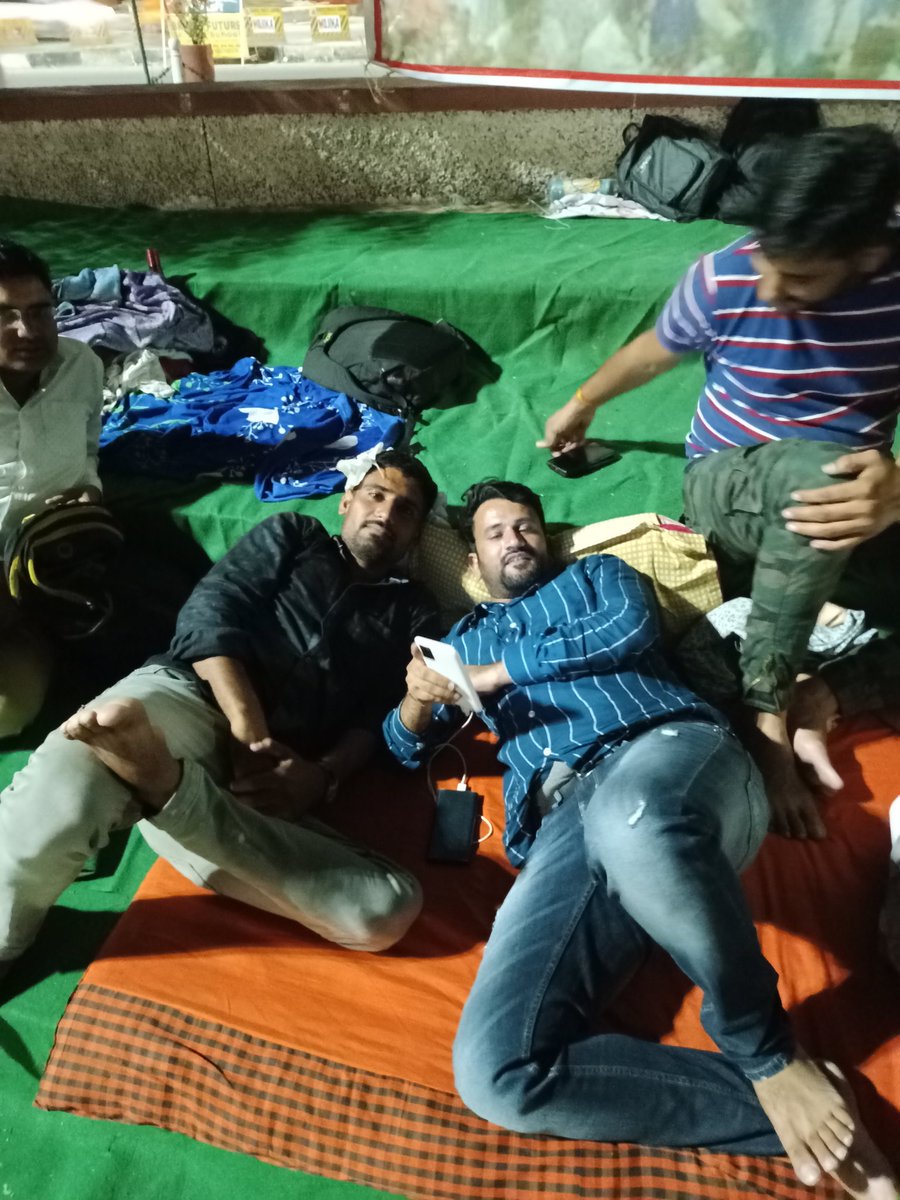 Surendrachodha8's tweet photo. हमारी मांगे पूरी करो 

#मैं_भी_उपेन_यादव 

#उपेन_यादव_संग_राजस्थान 

#REET2018_JOINING_DO https://t.co/iFiBlGzXjB https://t.co/dOWrPVGOKQ