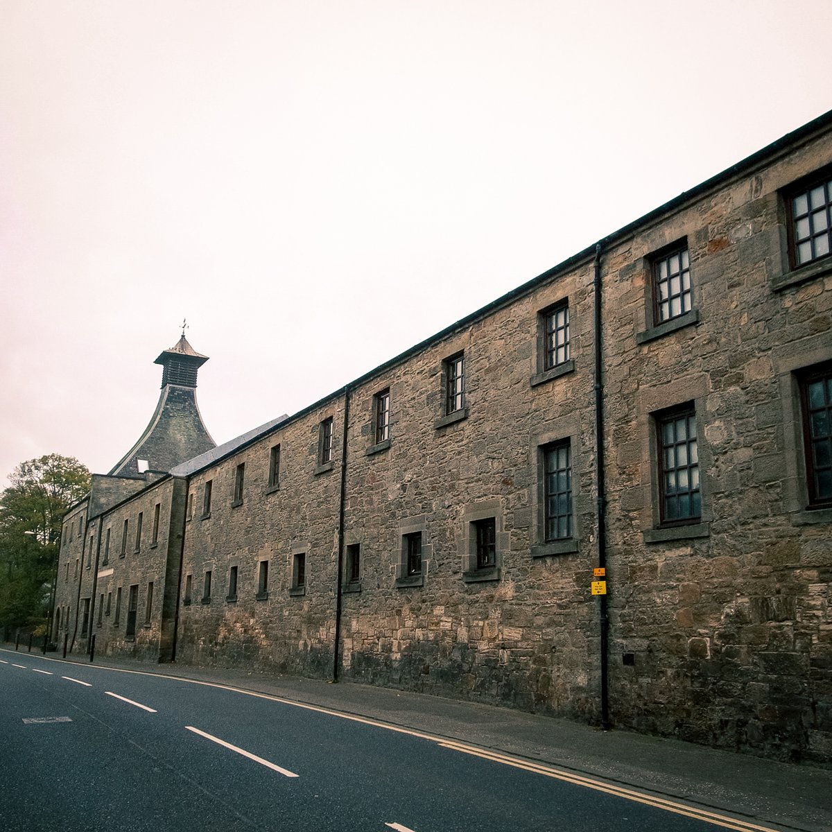 s_kujira's tweet photo. No.49
#StMagdalene Distillery
セントマグデランにはどうしても悲しみの色を感じる。最古参、最大級の歴史ある蒸留所だが経営は波乱が続き閉鎖。一部の建物に名残を残しつつ現在はアパートに。悲劇の女王メアリー生誕のリンリスゴー宮殿跡と共に過去に想いを馳せる
#ウイスキー蒸留所を訪ねて
#TWLC https://t.co/SRqsaiR8rJ