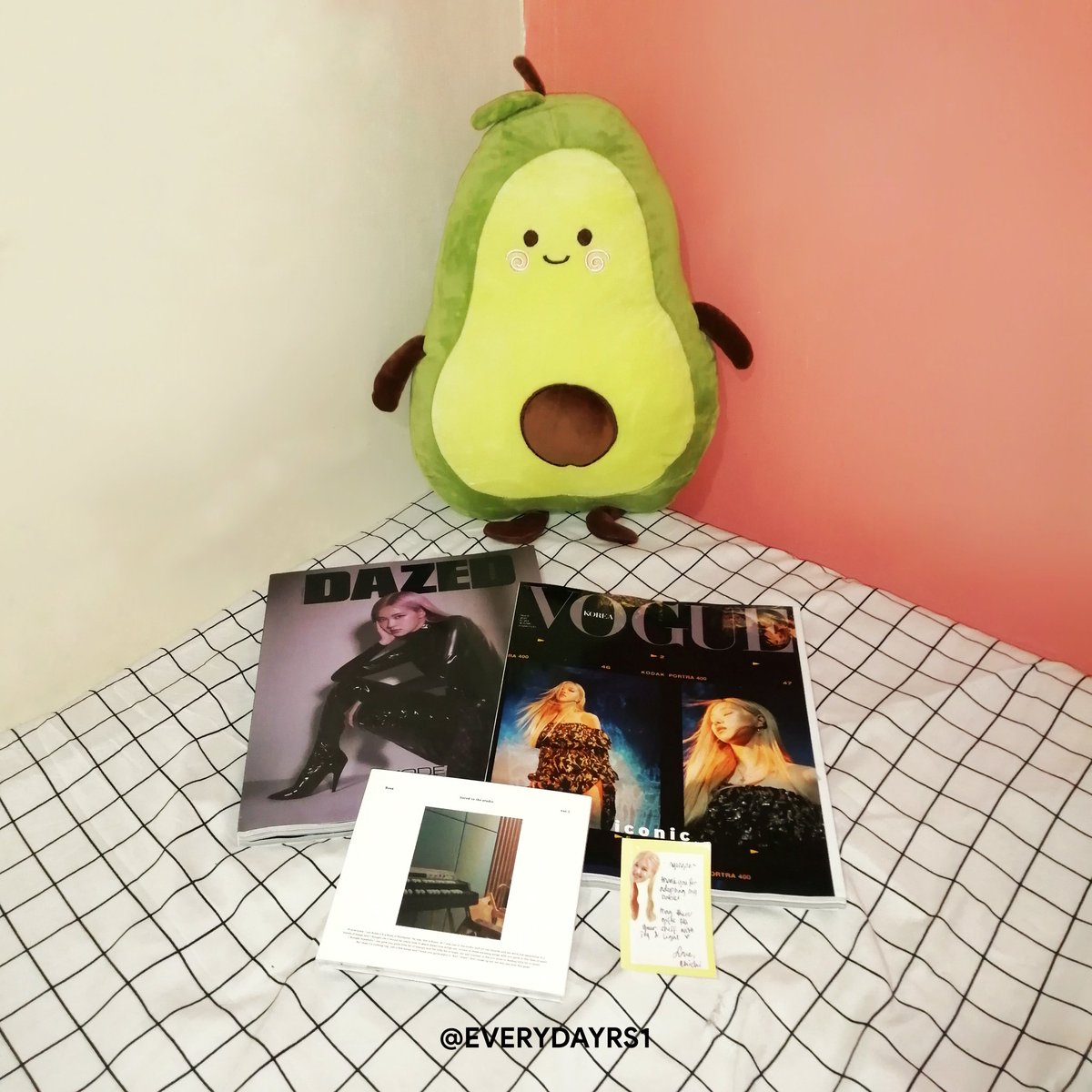 EVERYDAYRS1's tweet photo. [#CharlesBought] @chichibns ✨

I'm so happy grabe! Ikaw ba naman makareceive ng ganitong items! 😭💗

The items are super safe though it went through a lot of shipment before I received them. Finally they are home! ✨

(1/4) https://t.co/szN3zCdCDE