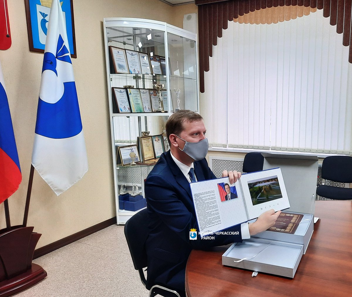 radkoso's tweet photo. От имени Губернатора Д.И.Азарова сегодня вручил краеведу Петру Даниловичу Столярову Золотую книгу "Вклад народов в становление и развитие Российского государства: история и современность". Очень приятная миссия и человек замечательный! https://t.co/XXKD2v6WJw