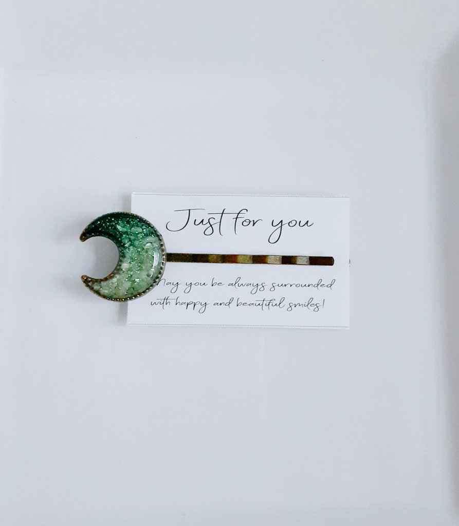 Green crescent hair pin 💚
-made with shell powder, glitter and UV resin 😊

#handmade #Mondayvibes #hairjewelry #hairclip #resin #elevenseshour #handmadewithlove #glitter #crescent #artisan