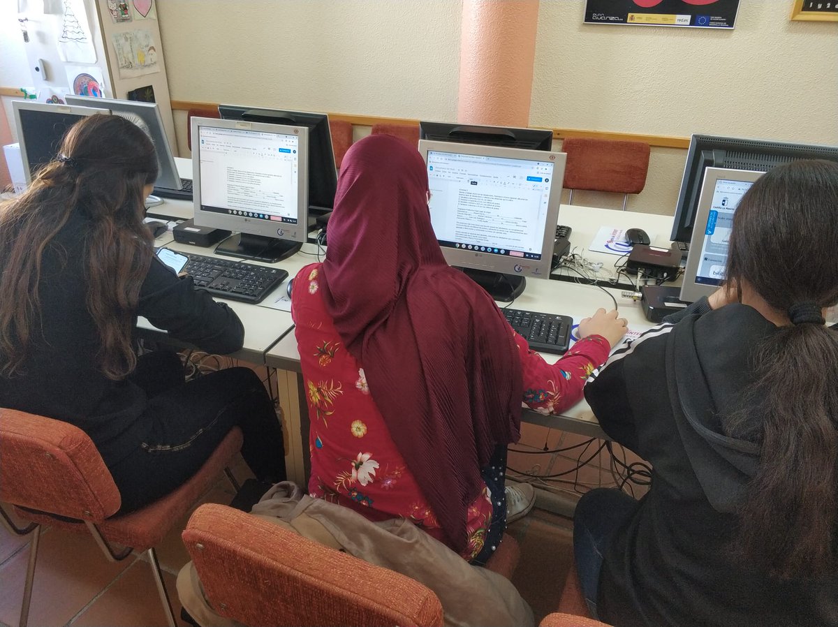 pidtobarra's tweet photo. ¡Y más trabajos escolares!. ¡De nuevo a Salma; Salwa y Yassmin han pasado por Pid Tobarra para trabajar digitalmente en sus tareas! En PID Tobarra las ayudaremos todo el curso en lo que necesiten.
#pidjccm
#trabajoescolar
#centrosdeinternet
#casaculturatobarra https://t.co/rzkQ7iDCdp