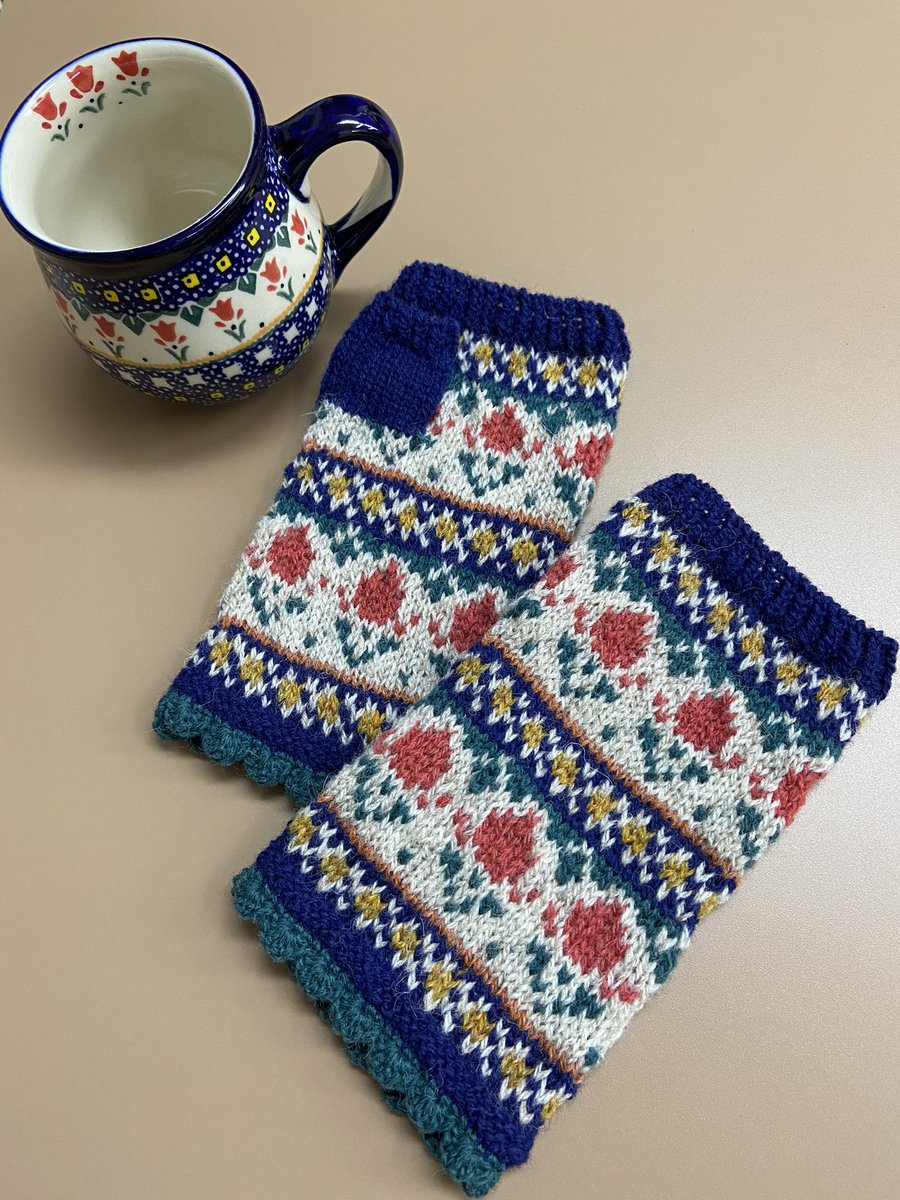 マグカップとお揃いの手袋を編みました第二弾😃

#ポーリッシュポタリー  #編み物
#Polishpottery