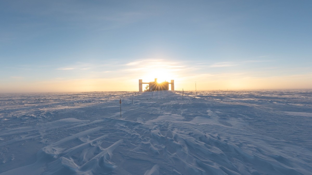 uni_mainz_eng's tweet image. .@uw_icecube analysis puts most general constraints on nonstandard neutrino interactions // #ClusterOfExcellencePRISMA+ lead on new publication uni-mainz.de/presse/aktuell… #NeutrinoPhysics 

photo/©: Benjamin Eberhardt, NSF