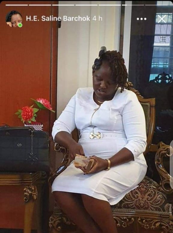 This is Bomet Governor Hillary Barchok's wife. She posted this photo of her briefly on her WhatsApp holding bundles of money. This primitive display of opulence in a county where people don't have clean drinking water is astounding. This is Insulting the poor folks of Bomet