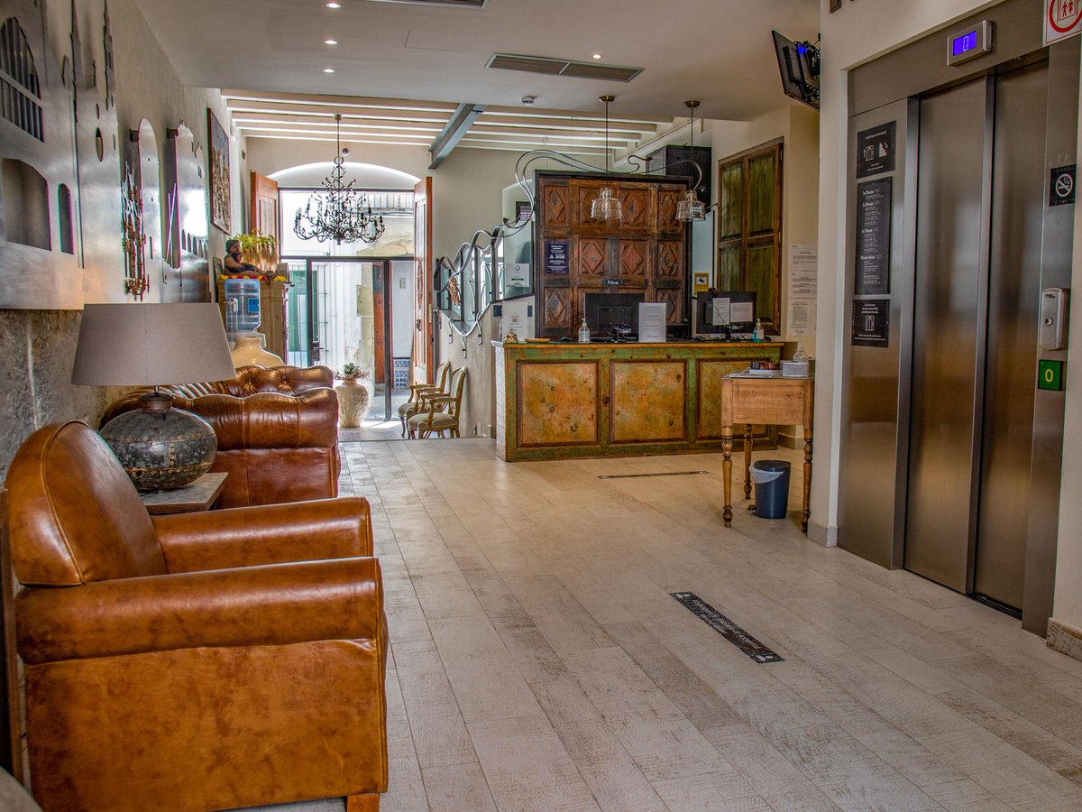 Durant la teva estada si tens qualsevol incident o necessites informació turística, no dubtis en venir a consultar a la recepció de l'hotel, estarem encantats d'atendre't i aconsellar-te!🤗