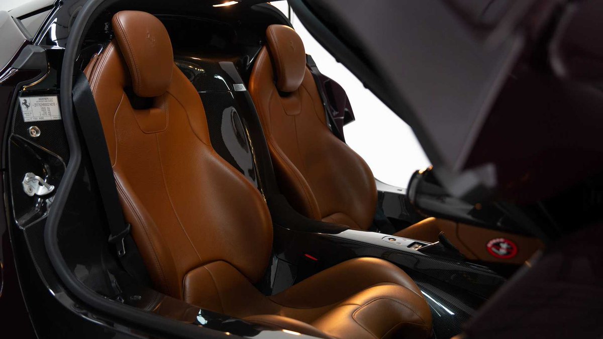 Stunning one-off Vinaccia painted #LaFerrari is coming up for auction, has just 1k miles, could easily hit $10million+ 😍😍 bit.ly/3jcjOzP