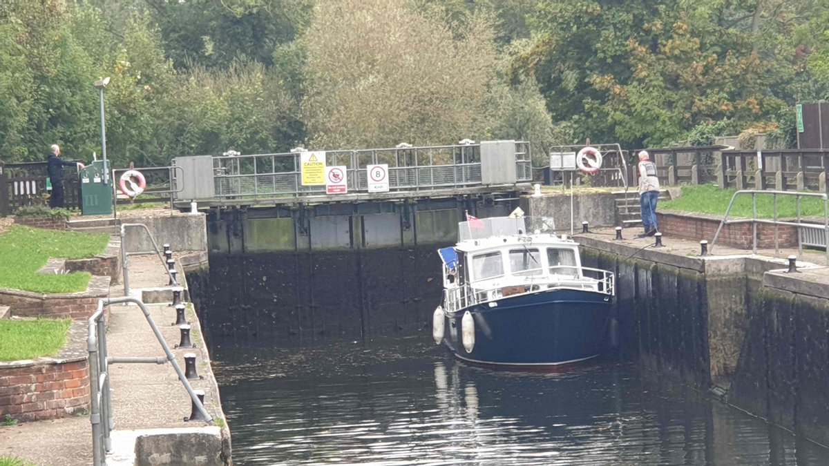RomneyWeir's tweet photo. My lock is limping along this morning - the hydraulic pump for the head gates/sluices is not working🤒, so she has to be hand wound at that end.  The tail pump is OK, so she's swapping from #HandWind to powered operation. Just 3 lock cycles planned today #Thames #boating #Windsor https://t.co/hiGKvWpkfv