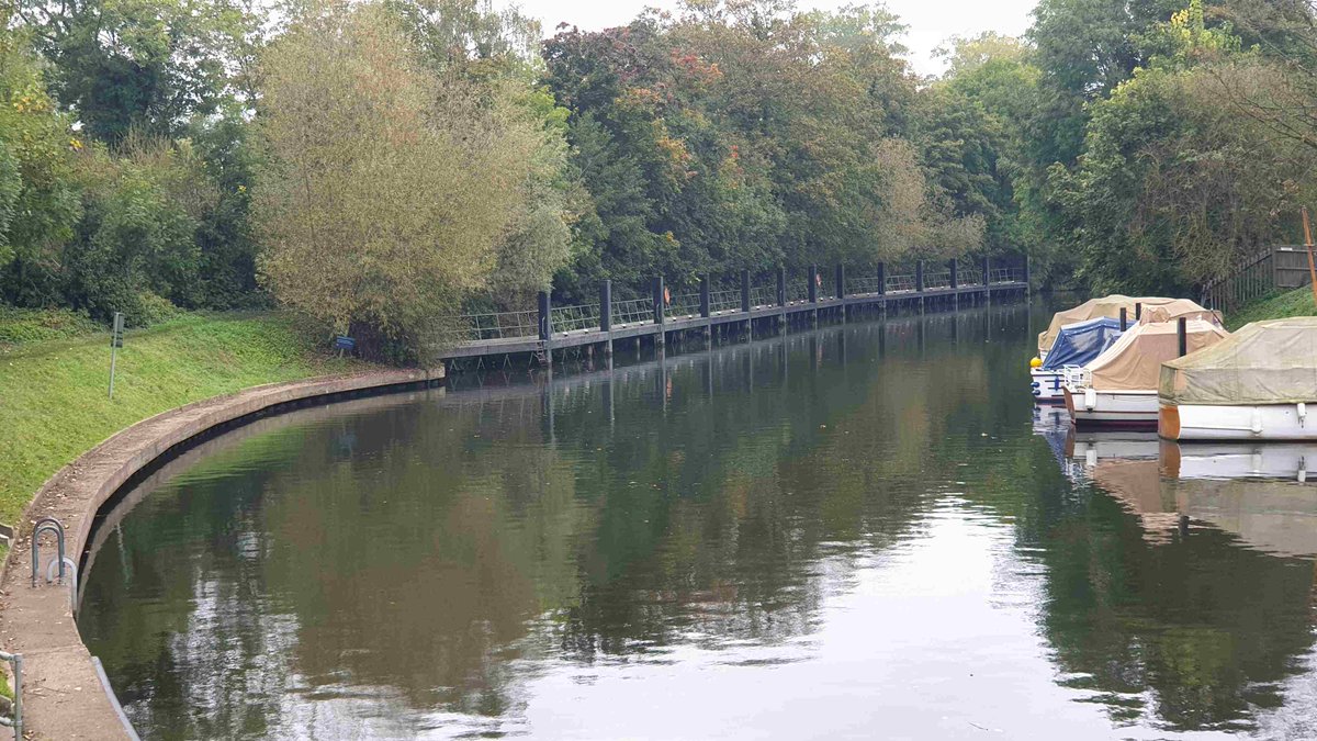 RomneyWeir's tweet photo. My lock is limping along this morning - the hydraulic pump for the head gates/sluices is not working🤒, so she has to be hand wound at that end.  The tail pump is OK, so she's swapping from #HandWind to powered operation. Just 3 lock cycles planned today #Thames #boating #Windsor https://t.co/hiGKvWpkfv