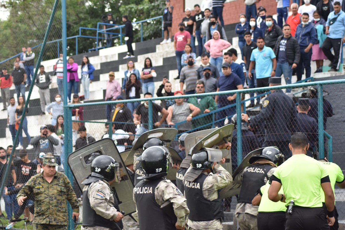 #Intermedia
Asi se retiro el arbitro Juliandoza en Santaní luego de la finalización del partido  Santani 1 - Tacuary. EL arbitro no estuvo en la altura del partido. La mala expulsión de Edgar Villalba y previo el gol de tacuary el jugador Bareiro acomodó la pelota con el brazo.