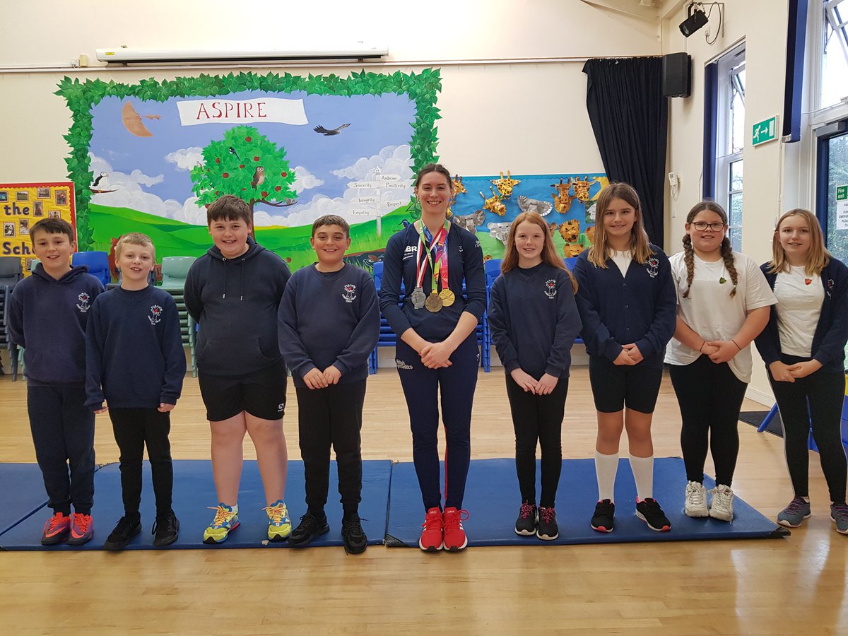 ManorCourtChard's tweet image. Here are our Y6 House Captains with @TeamGB Gymnast Isabel Haigh following her inspirational assembly #sportforschools