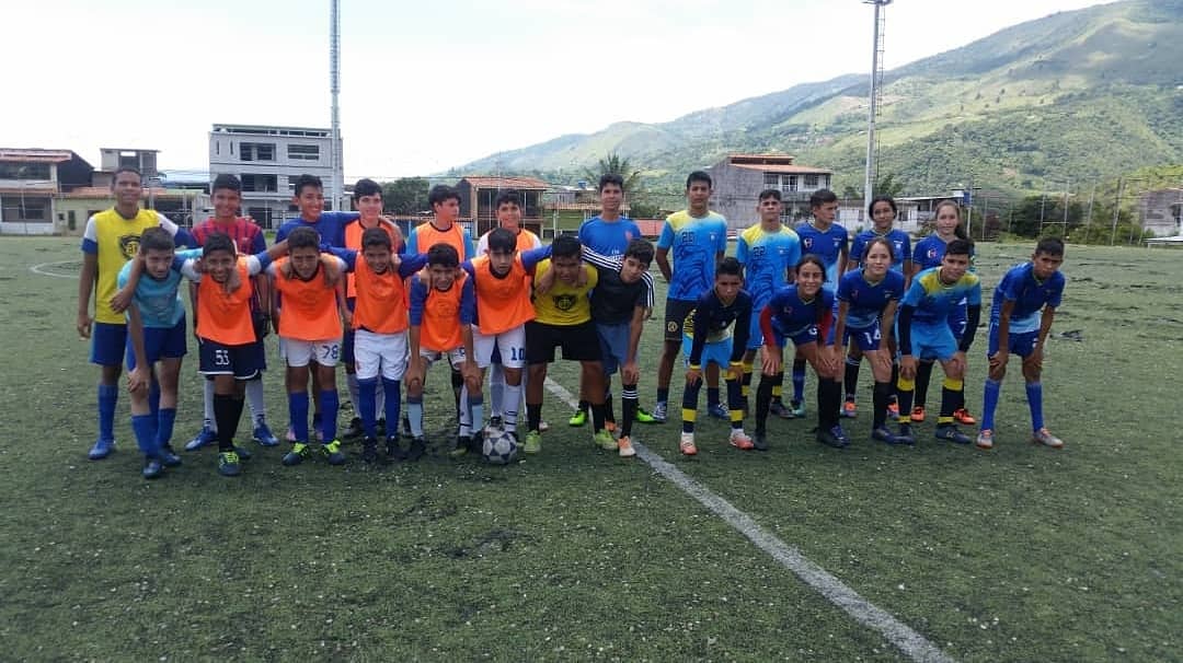 andresbellofcc's tweet photo. #AndresBelloFC | 💯 La escuadra Sub-15 en el cotejo amistoso frente al Independiente El Nula FC. Con garra y jerarquía alcanzaron un nuevo triunfo.

#SomosLaMareaAzul 💙⚽🇻🇪 https://t.co/7c33lnibLc