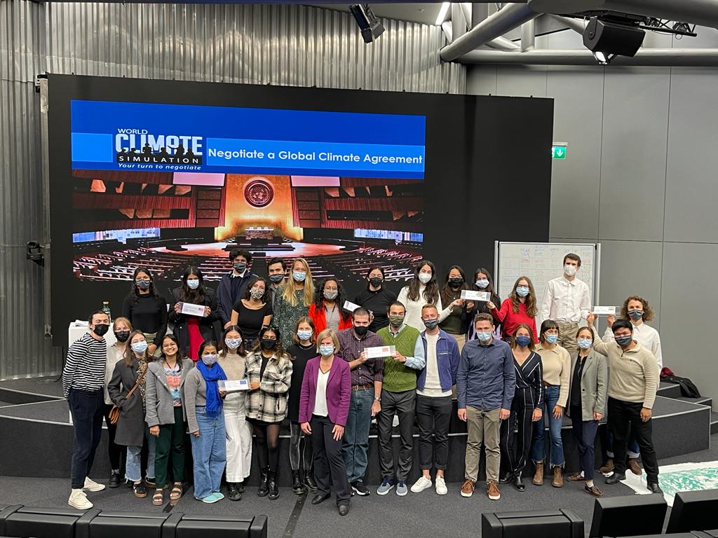 Together with <a href="/iheid_ec/">IHEID Environmental Committee</a> CIES organised a #WorldClimateGame - Ahead of COP26 for @IHEID  students.
 
🗣 Led by <a href="/JoelleNoailly/">Joëlle Noailly</a>, CIES Head of Research, the event was a chance to practice real-world negotiation skills.
 
Read about the negotiation outcomes ➡ graduateinstitute.ch/communications…