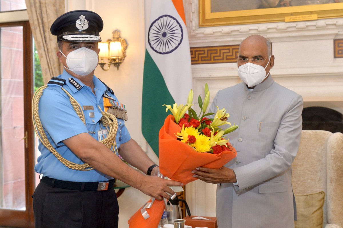 rashtrapatibhvn's tweet photo. Air Chief Marshal VR Chaudhari, Chief of the Air Staff, called on President Kovind at Rashtrapati Bhavan. https://t.co/sfn4IWKrvn