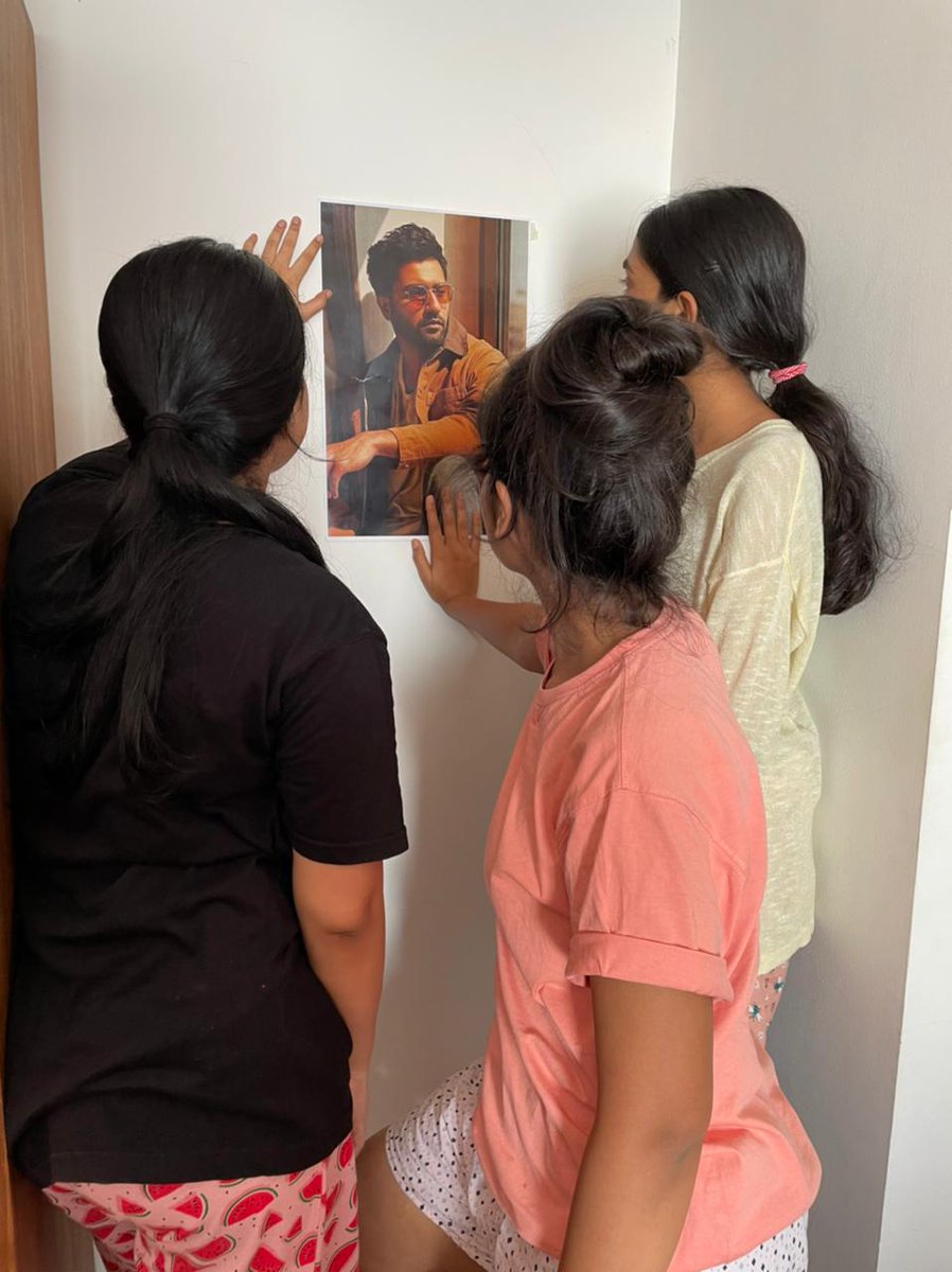 BhaDiPa's tweet photo. या भन्नाट girl gang सोबत घेऊन येत आहोत एक नवीन video! 😎
फक्त जगातभारी कार्यकर्ते त्याचं title ओळखू शकतील...😝 #KeepGuessing
.
.
#NewVideo #ComingSoon #StayTuned #Guess #Bhadipa #GuessTheTopic #GirlsGang https://t.co/YOEtxnUxJk
