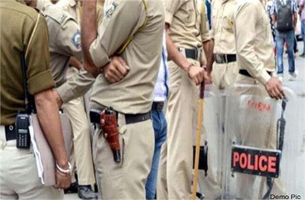 punjabkesari's tweet photo. सुनसान इलाके के गार्ड रूम में मिली युवक की अधजली लाश, जांच में जुटी पुलिस
https://t.co/L5vadQfwq3
#Haryanahindinews #Faridabadhindinews #HalfBurntBody #GuardRoom #PoliceInvestigation https://t.co/uqzobEvkcE