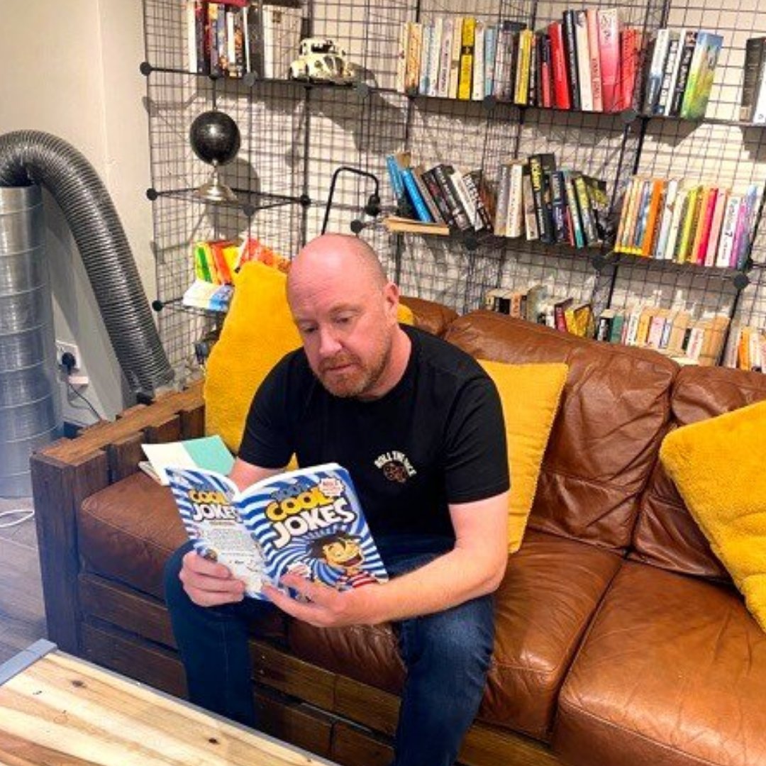 ZestLearningLtd's tweet photo. Andy brushing up on some new material 🥴
#leadershipdevelopment #learninganddevelopment #organisationaldevelopment #organisationalchange #executivecoaching #execcoaching #teambuild #teambuilding #values #businessphyscometrics #zestlearningltd #funny #jokes #jokebook https://t.co/5dpO0gOZ45