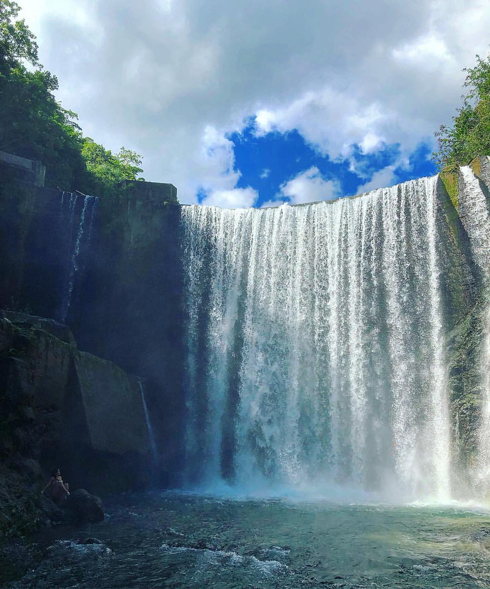 jamaicansdotcom's tweet photo. Looking up at Reggae Falls 💦☀️🍃See more of Reggae Falls here - https://t.co/tZQCRTHL43 | 📷IG: lily__718 #ReggaeFalls #JamaicanWaterFall #WeJaminate https://t.co/WoxNWm6RZf