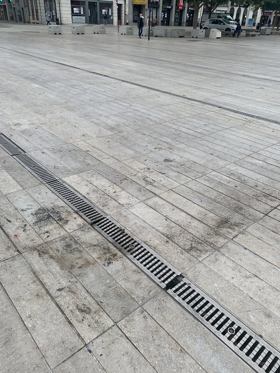 DoloresProst's tweet image. Poitiers : Coup de gueule ce matin en regardant la place du maréchal Leclerc devant la mairie ! De pire en pire ! Ou plutôt de plus en plus sale !municipalité @EELV #PC #GenerationS pense peut-être que nettoyer c’est polluer 🤔Nous pouvons dire nous aussi #SaccagePoitiers