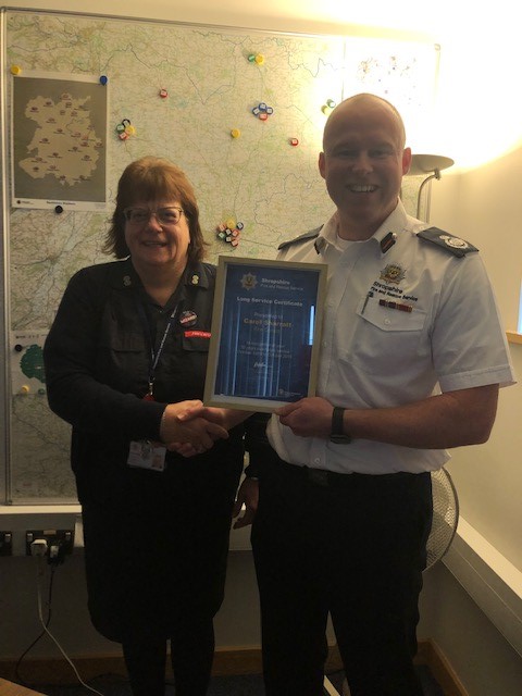 SFRS_Control's tweet image. What better way to celebrate #InternationalControlRoomWeek than to present CM Carol Sharratt with her Long Service Award, having completed an amazing 32years for @shropsfire 
Congratulations 🎉
@SFRS_Scott_H @SFRS_DanQuinn