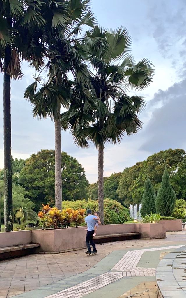 mrlucaz's tweet photo. Yeah, why not? My kids suka dukung ride keliling fountain sebab bearing laju lol. #Abec7 #Blind #Tensor #Babah https://t.co/KYZCKKchwe