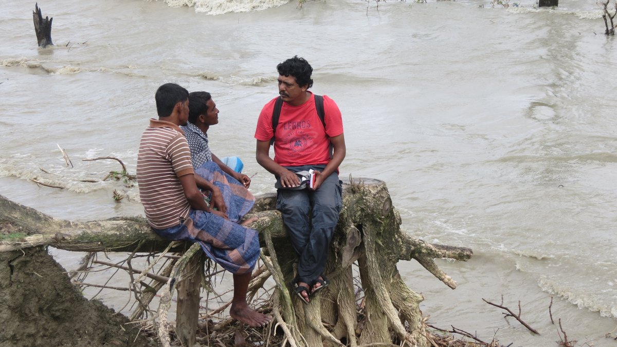 ri_montu's tweet photo. The village is being washed away by the #high_tide and #strong_waves of the #sea. Houses and agricultural lands are disappearing. Many villages along the #coast of #Bangladesh are affected in this way every year during the monsoon season. I hear those stories of #climate_change. https://t.co/DszQfz6zeM