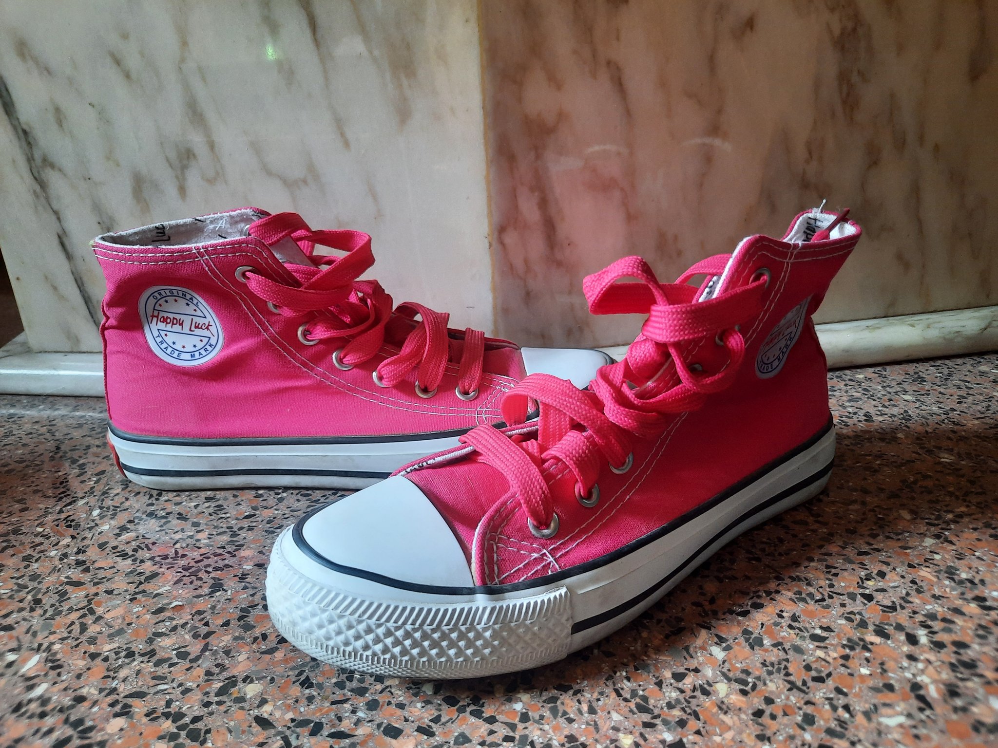 Safira Cupcake X Zapatillas fucsia Happy Maker Zapatillas tipo Converse fucsia usadas para el cosplay de Happy Maker de Love Live Talla 37. Usados una vez. Incluye cordones amarillos