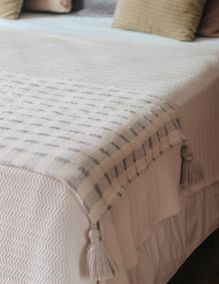 artesan_es's tweet photo. • Pie de cama / Throw Blanket • 

📍Centro comercial La Gran Vía, kiosco
📍Hecho en Casa, San Benito 580 https://t.co/GU48VWyxpu