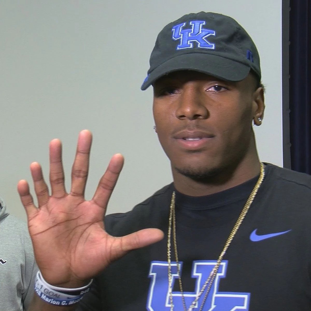 PFF_College's tweet image. Kentucky LB JJ Weaver has 6 fingers